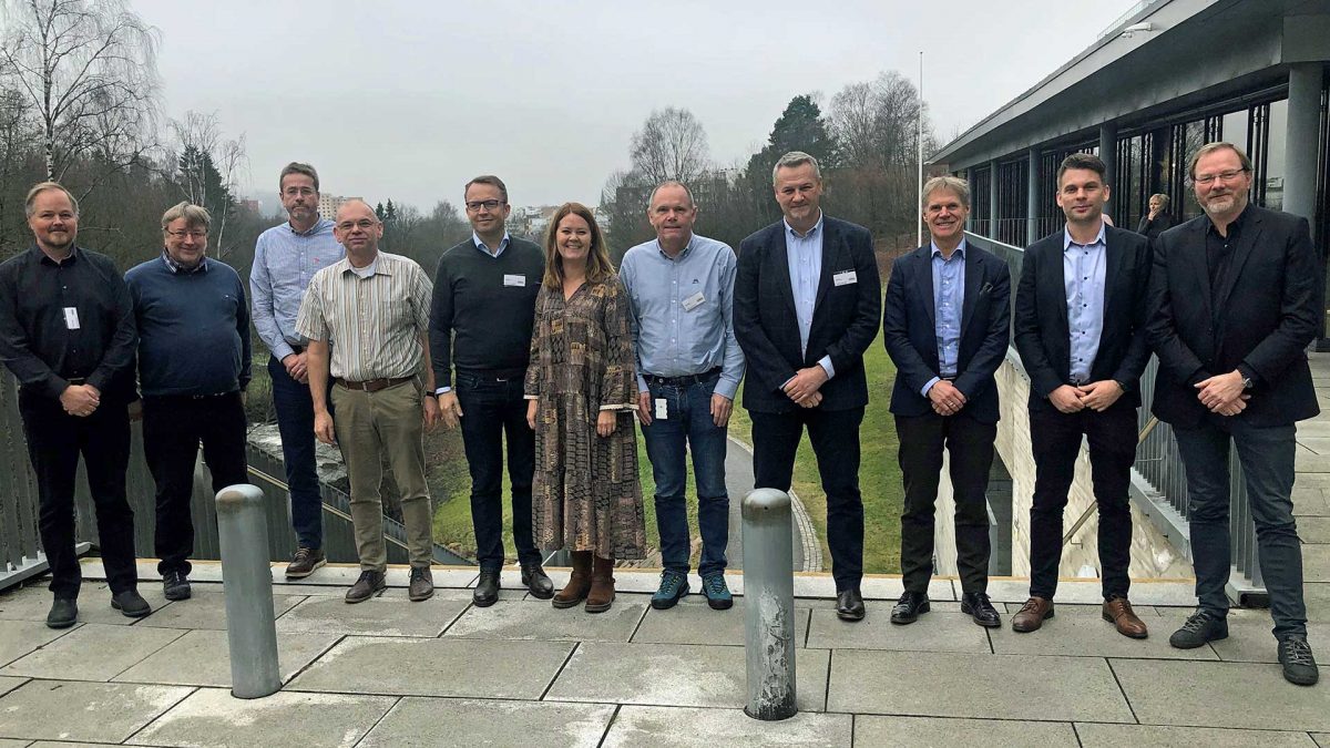 Fra kontraktsignering. Fra venstre: Svein Erik Jakobsen (Dr.Ing Aas Jakobsen AS), JÃ¸rn Arve HasselÃ¸ (Statens vegvesen), Stein Atle Haugerud (Dr.techn Olav Olsen AS), Magne Gausen (Statens vegvesen), Erik Sundet (Cowi AS), Trude Krohn Brandt (Statens vegvesen), Gunnar Egset (Johs.Holt/Multiconsult AS), Olav Lahus (RambÃ¸ll Norge AS), Ole-Petter Thunes (RambÃ¸ll Norge AS), Ramus Nord (Sweco Norge AS) og Rune Hovda (Civil Management AS). 