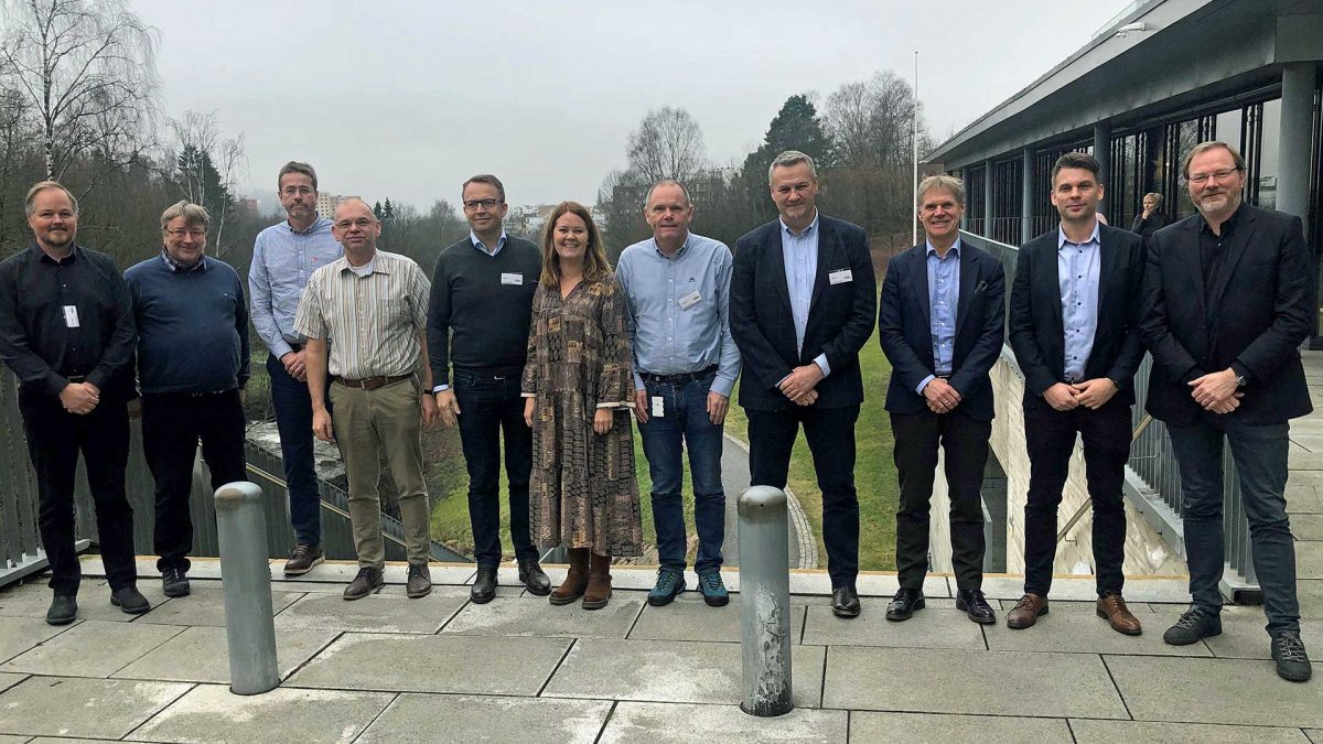 Fra kontraktsignering. Fra venstre: Svein Erik Jakobsen (Dr.Ing Aas Jakobsen AS), Jørn Arve Hasselø (Statens vegvesen), Stein Atle Haugerud (Dr.techn Olav Olsen AS), Magne Gausen (Statens vegvesen), Erik Sundet (Cowi AS), Trude Krohn Brandt (Statens vegvesen), Gunnar Egset (Johs.Holt/Multiconsult AS), Olav Lahus (Rambøll Norge AS), Ole-Petter Thunes (Rambøll Norge AS), Ramus Nord (Sweco Norge AS) og Rune Hovda (Civil Management AS). 